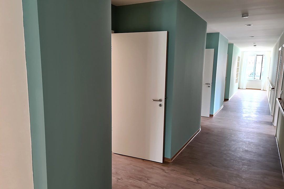 Flur mit sanfter Wegeführung in der WG Adler Areal